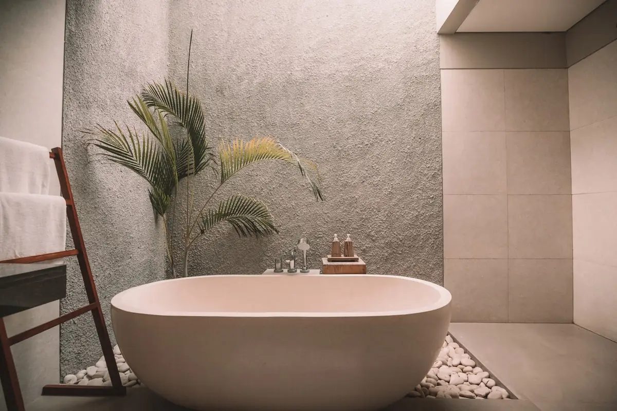 Edles Badezimmer mit freistehender Wanne
